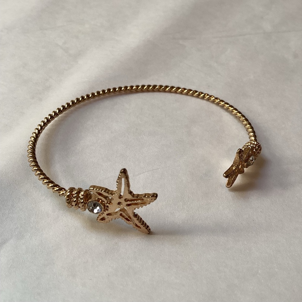 Starfish accented by rhinestones on an open cuff, flexible bracelet, gold tone - Picture 10 of 10